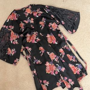 Silky floral robe with lace